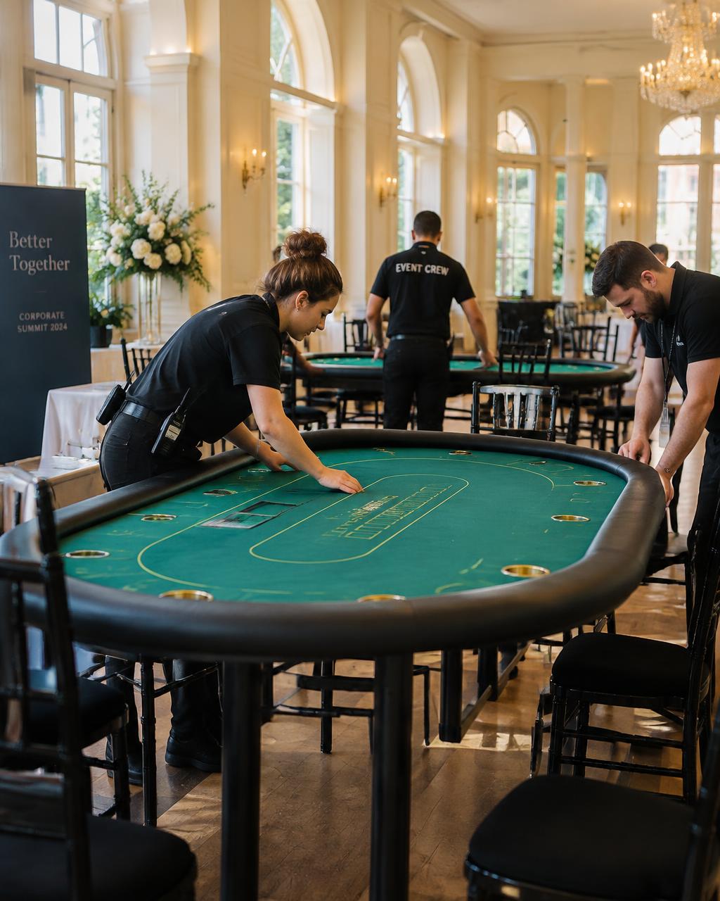 Equipe montando mesas de poker antes de um evento
